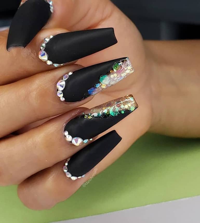 Chic Noir: Edgy Elegance in Nail Art