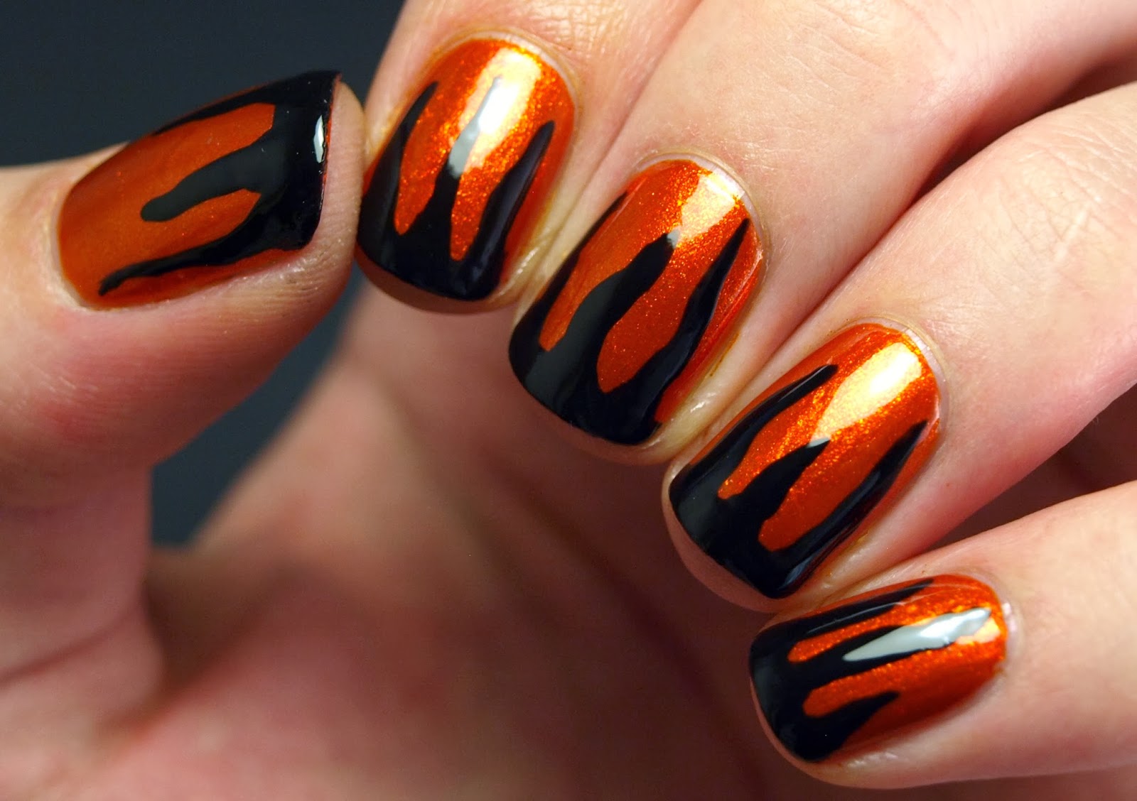 Hauntingly Chic: Nail Designs to Spellbind Your Halloween