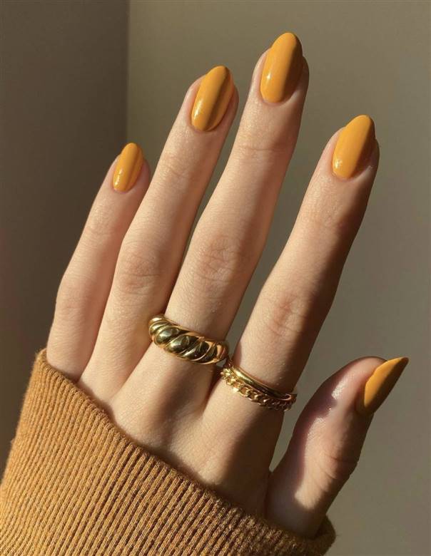 Mustard Madness: Chic Nail Art for the Bold