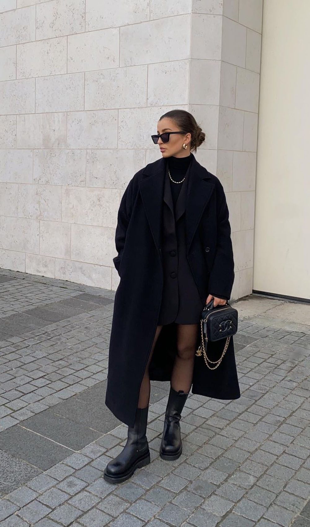 Monochromatic Black: Elevated Chic with Chunky Chelsea Boots Monochromatic Black: Elevated Chic with Chunky Chelsea Boots — Chelsea Boots Outfits