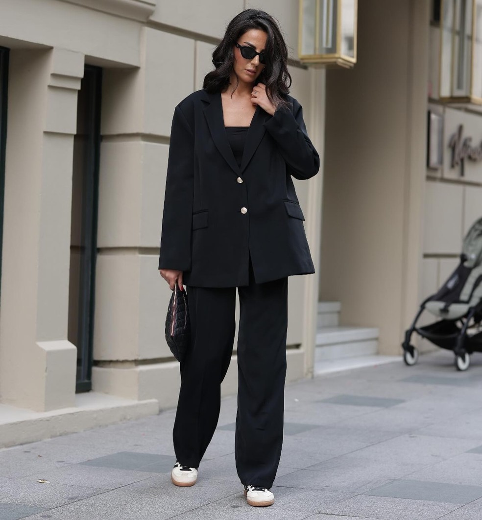 Smart Casual Outfit Idea — Flare Leggings Outfits