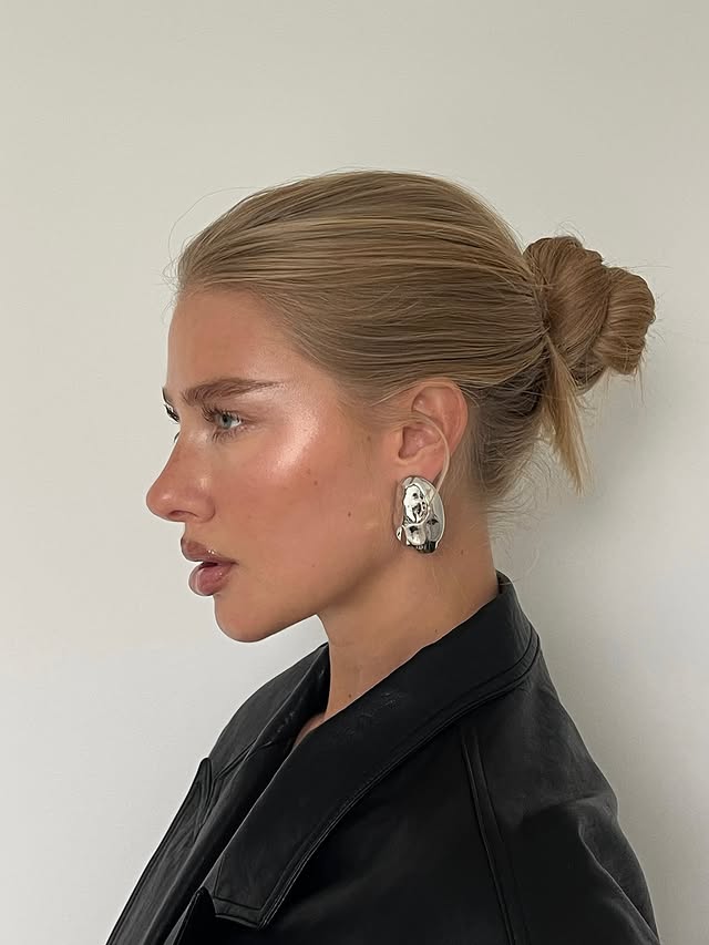 Collarbone Wavy Updo with Curtain Bangs — Winter Updos
