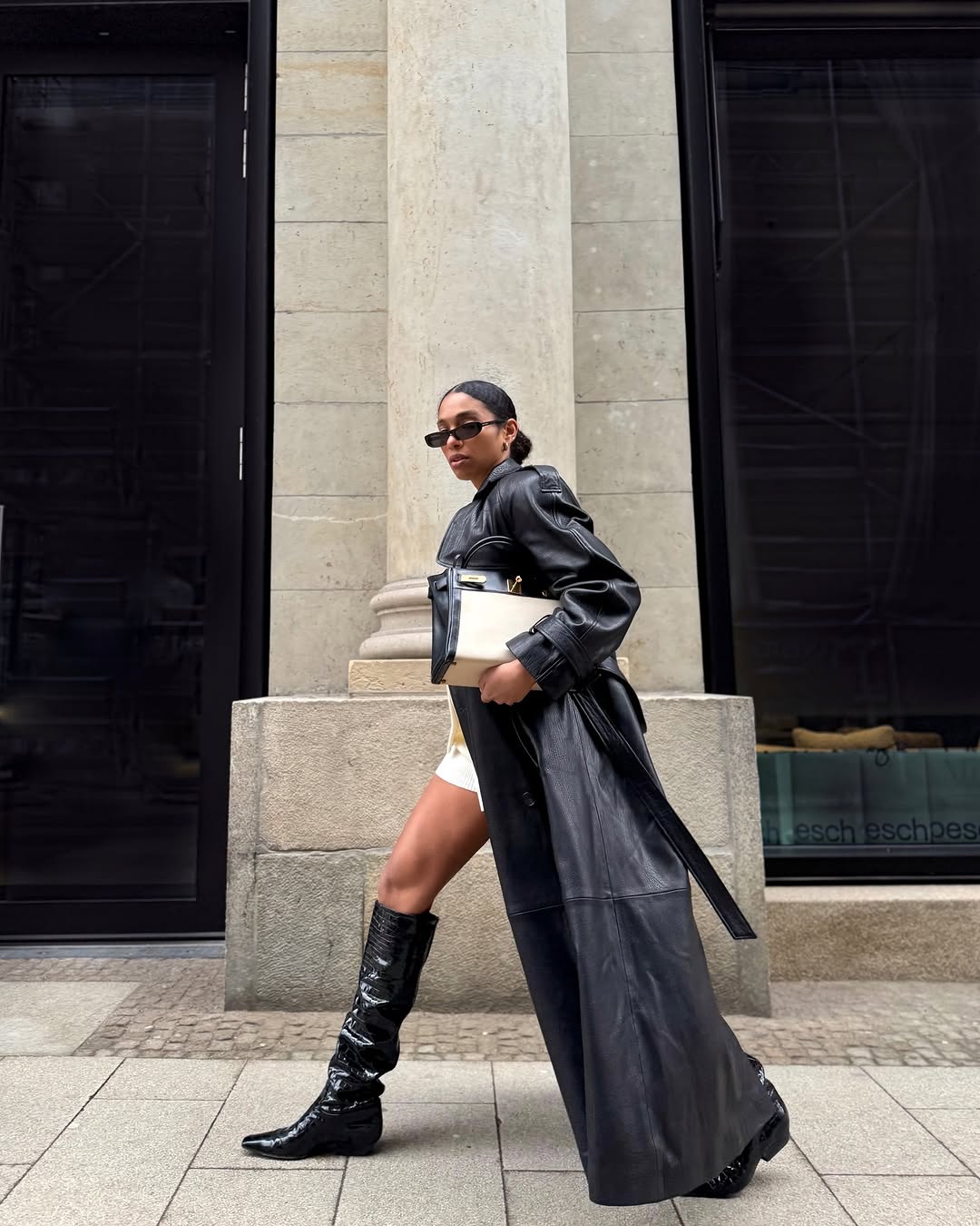 Pointed-Toe Boots with Oversized Leather Trench Coat Pointed-Toe Boots with Oversized Leather Trench Coat — Winter Boots Outfits