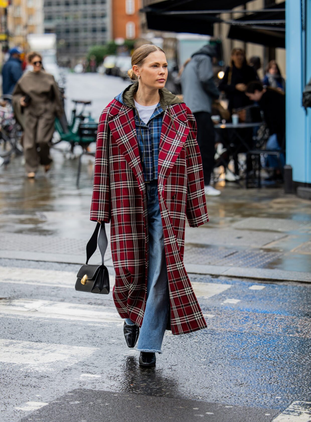 The Statement Plaid Coat Over a Casual Base The Statement Plaid Coat Over a Casual Base — Grunge Winter Outfits