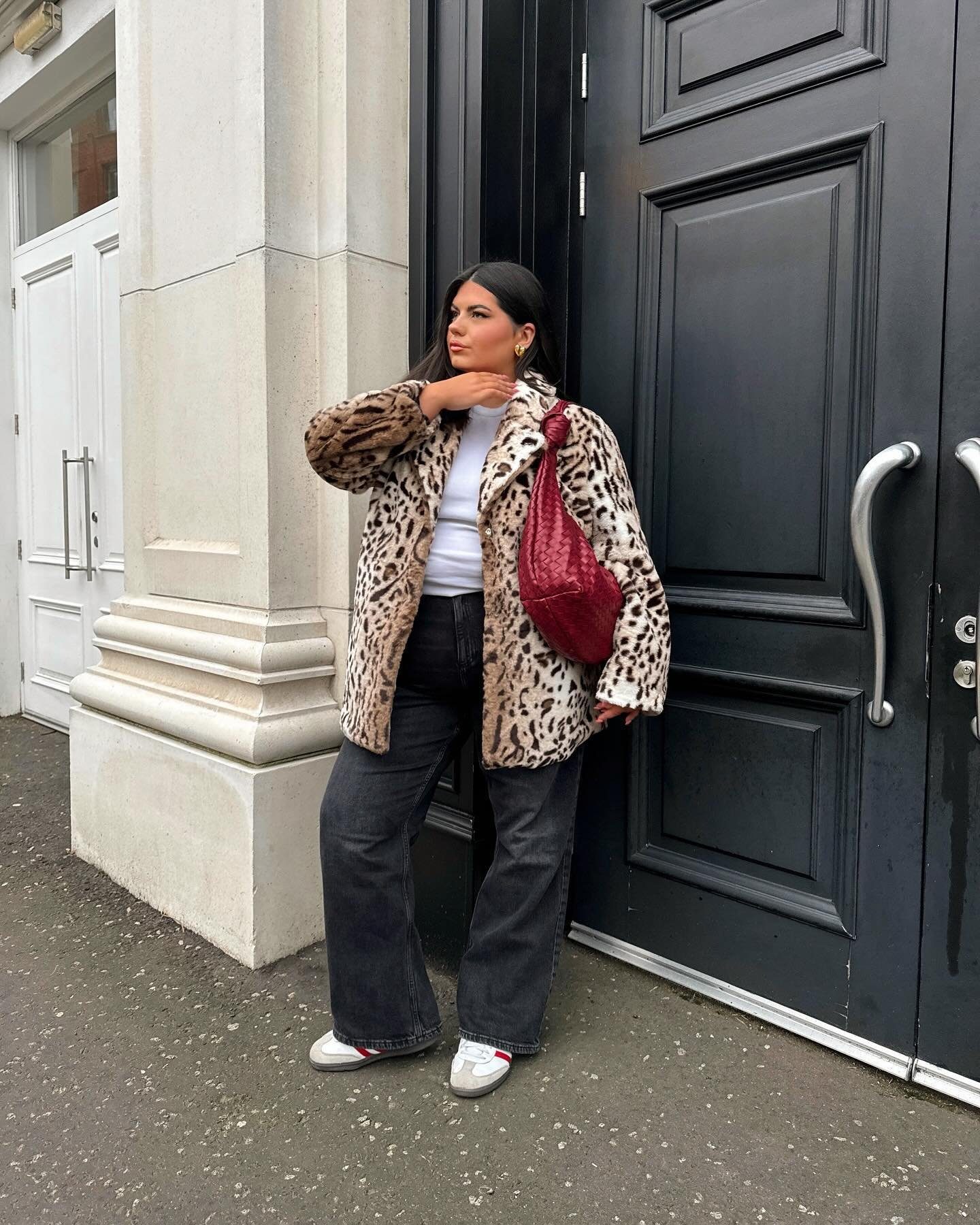 Leopard Print Faux Fur Jacket with White Turtleneck and Red Bag Leopard Print Faux Fur Jacket with White Turtleneck and Red Bag — Winter Outfits