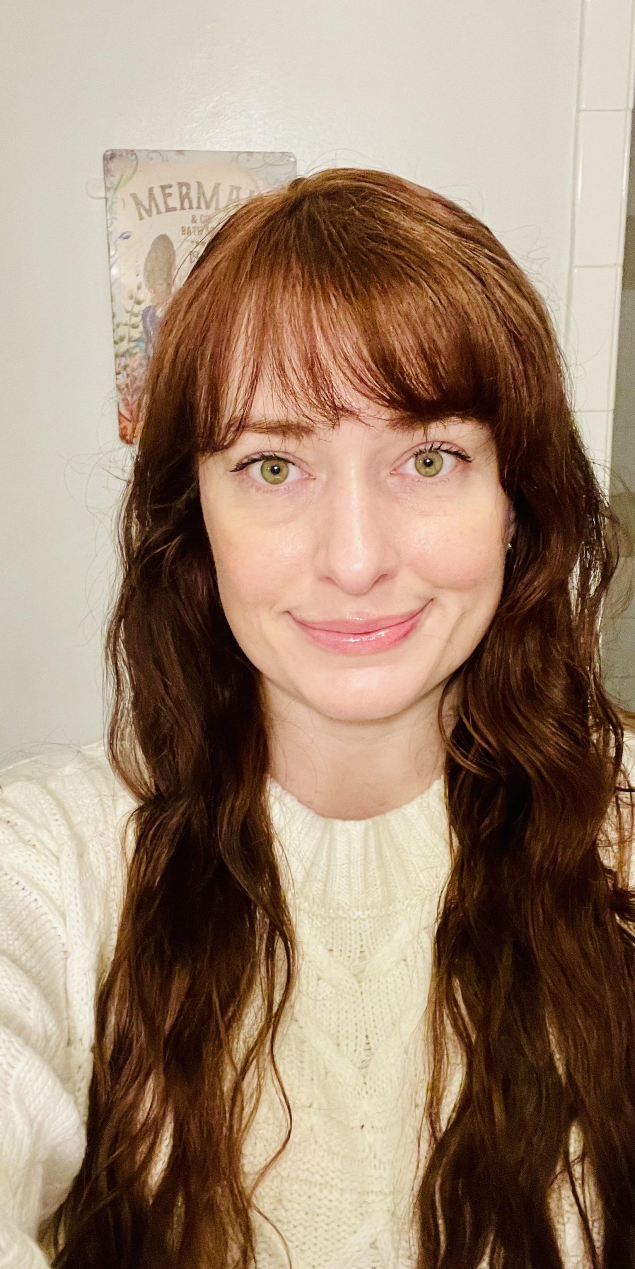 Mid-Back Auburn Waves With Curtain Bangs Mid-Back Auburn Waves With Curtain Bangs — Winter Hairstyles for Women Over 40