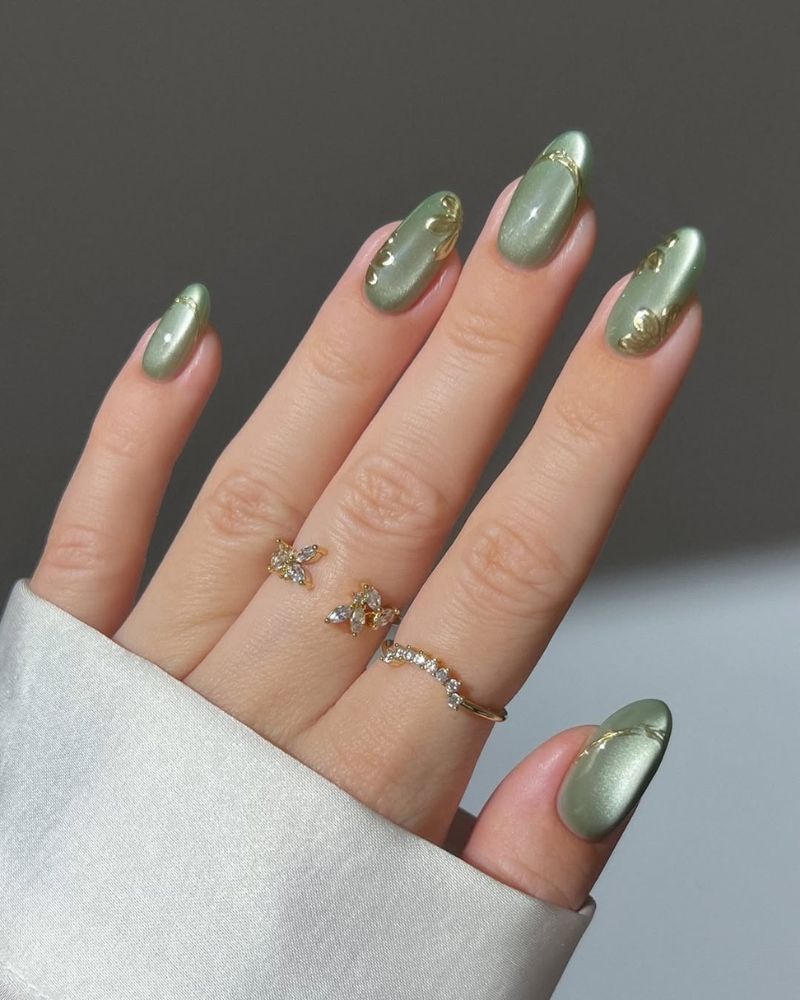Sage Green Gold Accent Cat Eye Sage Green Gold Accent Cat Eye — Winter Cat Eye Nails