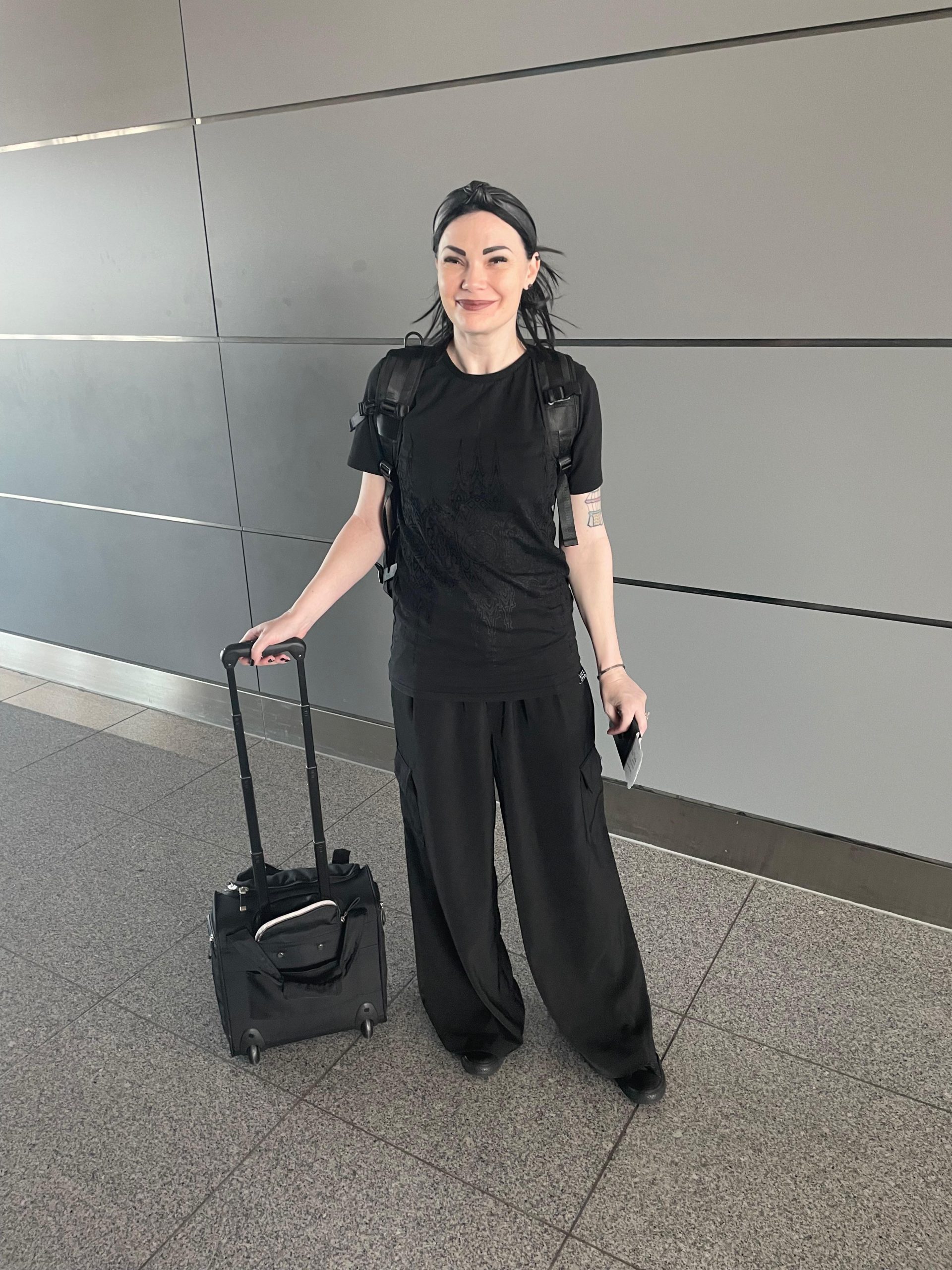 Monochromatic Black Outfit with Wide-Leg Cargo Pants for a Minimalist Aesthetic — Winter Airport Outfits