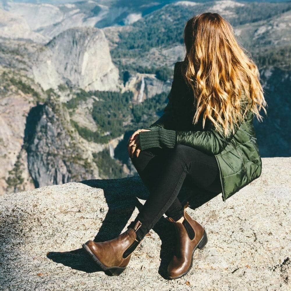 Brown Chelsea Boots: Puffer Jacket and Leggings Comfort Brown Chelsea Boots: Puffer Jacket and Leggings Comfort — Chelsea Boots Outfits