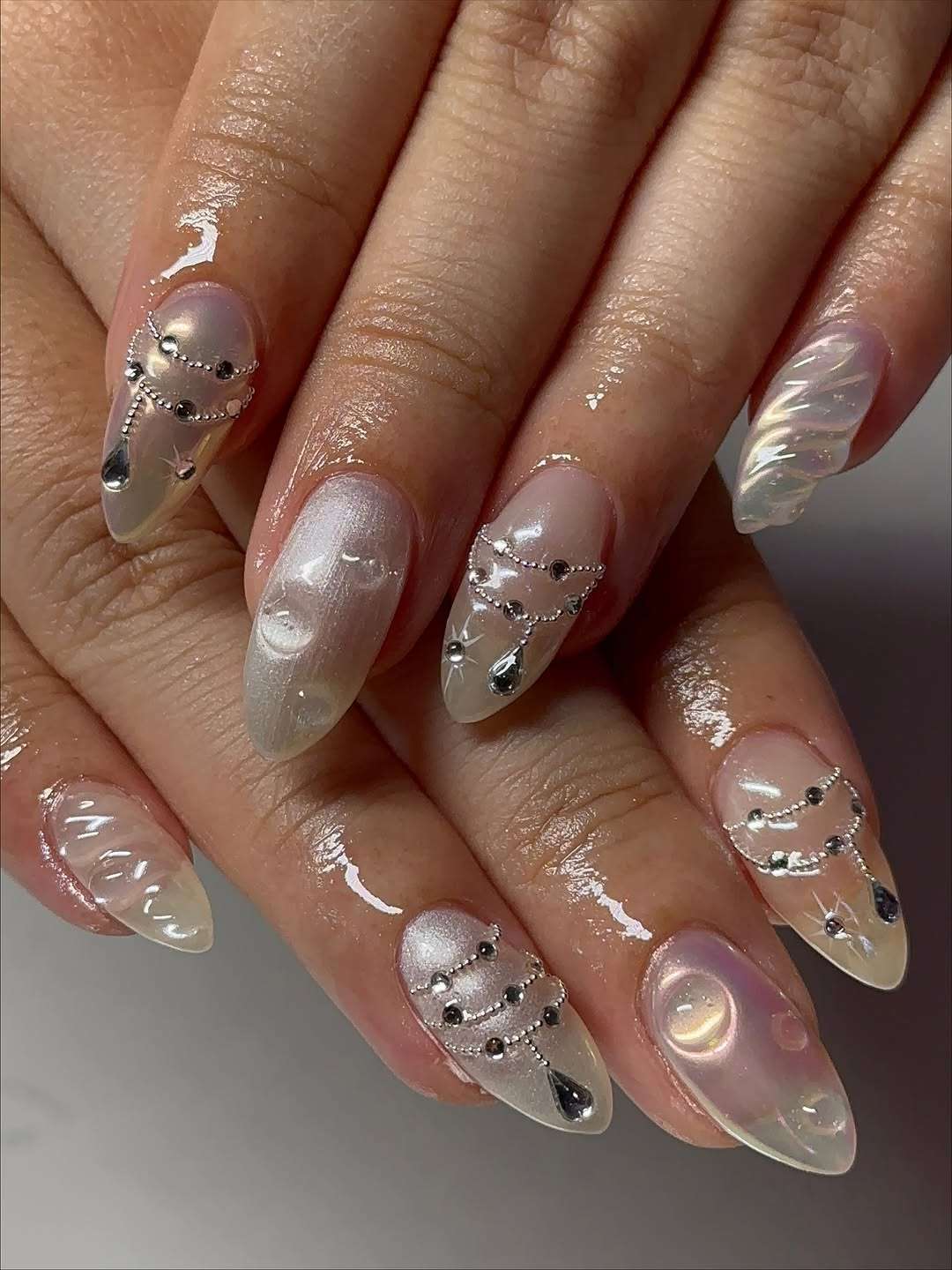 Draped Chain Embellishment Almond Nails Draped Chain Embellishment Almond Nails — Winter Almond Nails