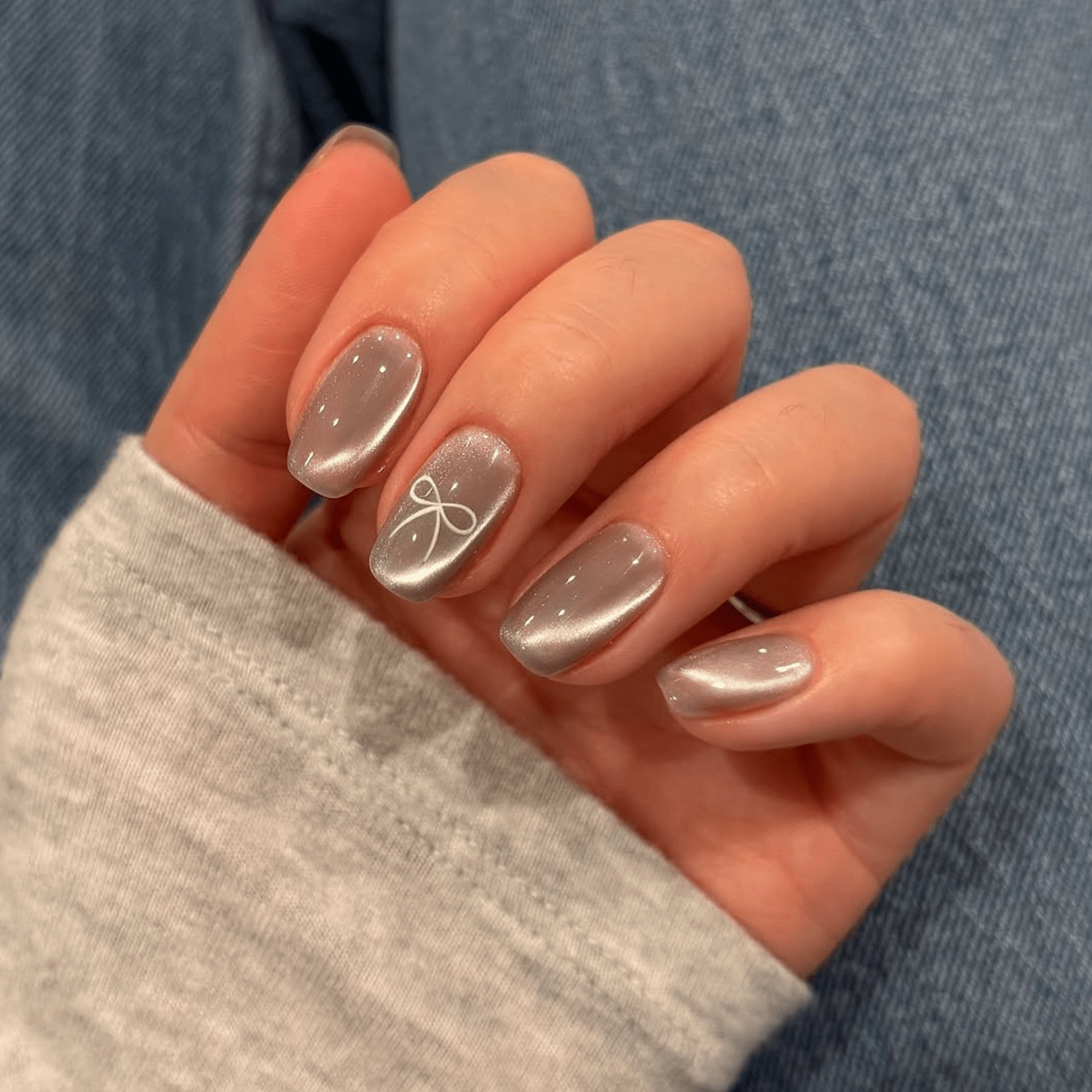 Neutral Taupe Oval with Bow Art Neutral Taupe Oval with Bow Art — Winter Cat Eye Nails