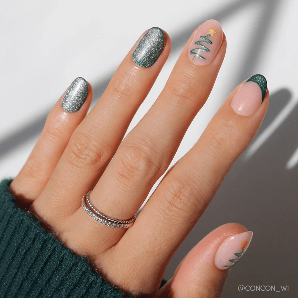 Green Glitter Christmas Tree Medium Oval Nails Green Glitter Christmas Tree Medium Oval Nails — Winter Glitter Nails