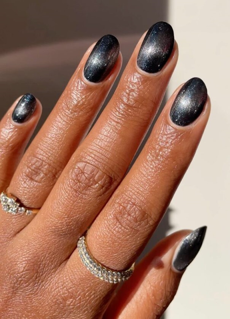 Shimmering Black Cat-Eye Oval Nails Shimmering Black Cat-Eye Oval Nails — Winter Black Nails
