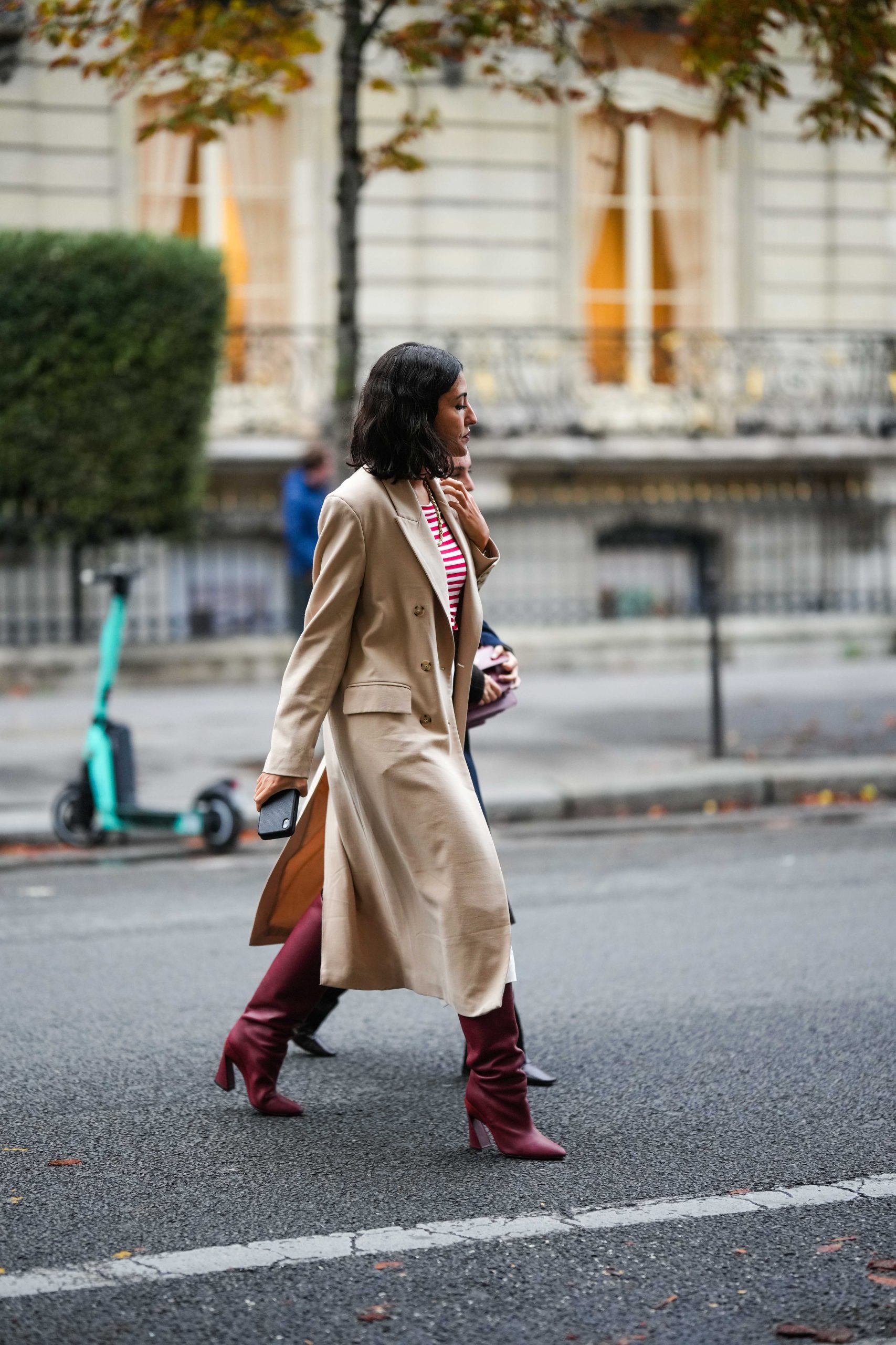 Beige Trench Coat with Burgundy Boots for a Chic Day Look — Italy Winter Outfits