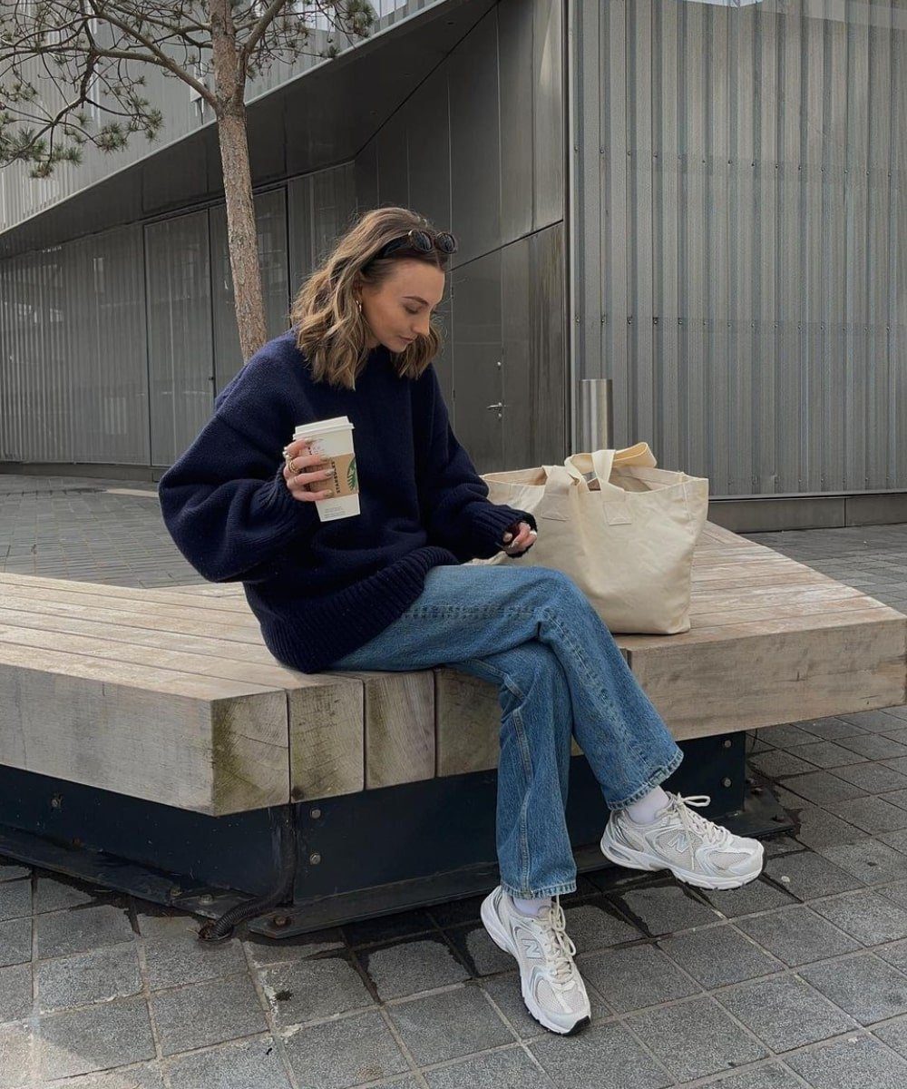 Oversized Navy Sweater for Relaxed Travel Style Oversized Navy Sweater for Relaxed Travel Style — Winter Travel Outfits