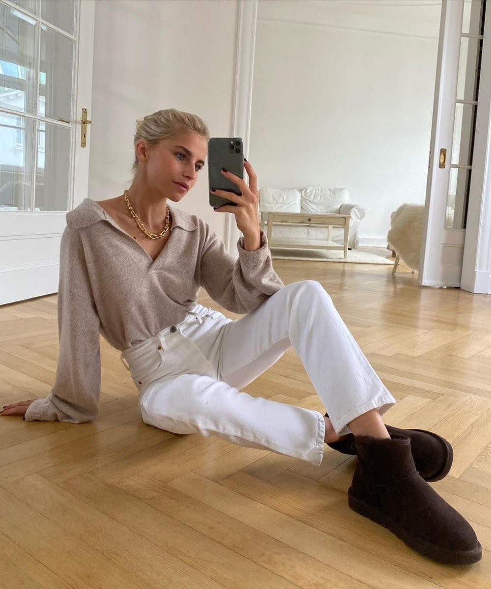 Relaxed Fit Sweater and Straight-Leg Jeans — Ugg Boots Outfits