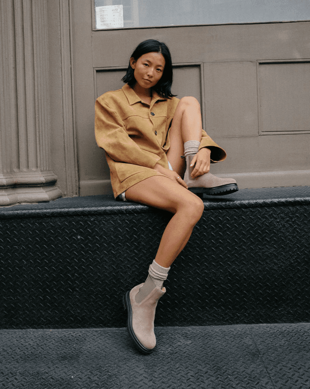 Suede Chelsea Boots: Tan Oversized Shacket and White Shorts Suede Chelsea Boots: Tan Oversized Shacket and White Shorts — Chelsea Boots Outfits