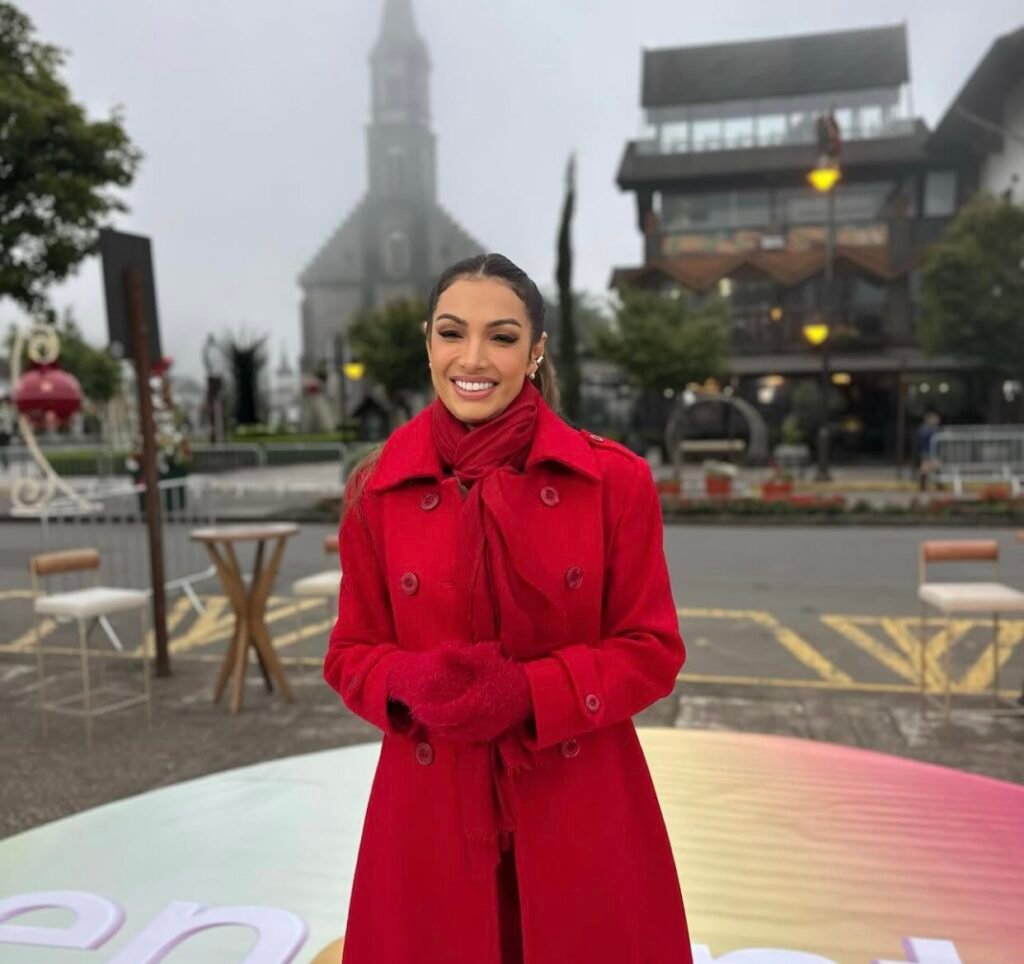 Monochromatic Red Wool Coat Ensemble for a Dressy Occasion Monochromatic Red Wool Coat Ensemble for a Dressy Occasion — Dressy Winter Outfits