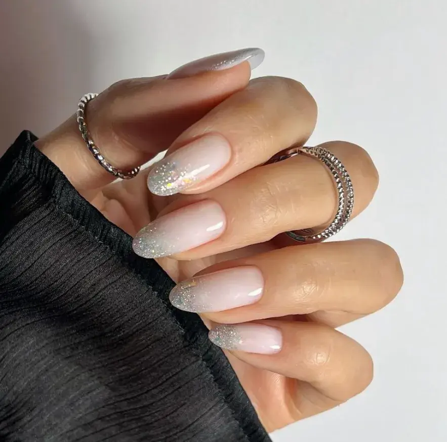 Silver Glitter Gradient French Oval Nails Silver Glitter Gradient French Oval Nails — Winter Oval Nails