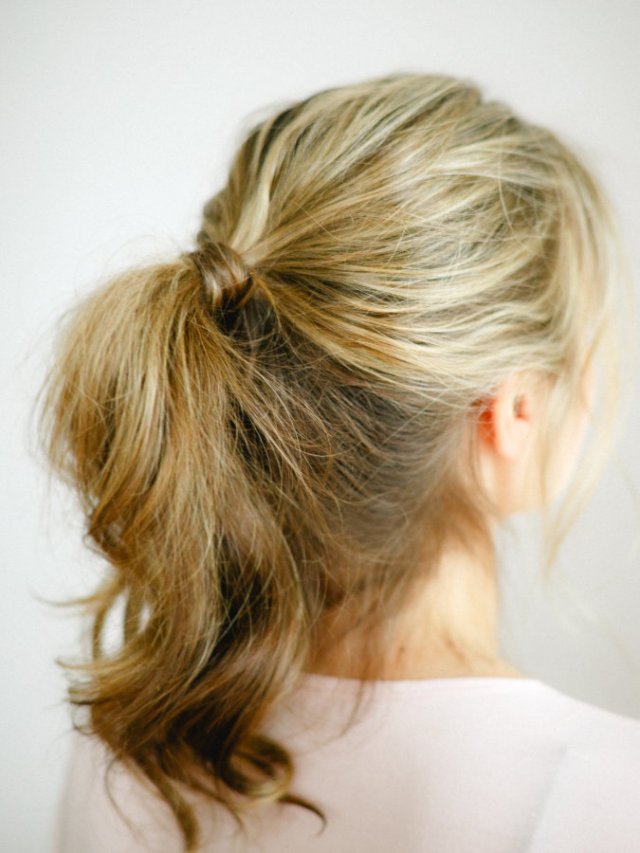 Loose Collarbone Ponytail With Side Part — Winter Ponytail Hairstyles