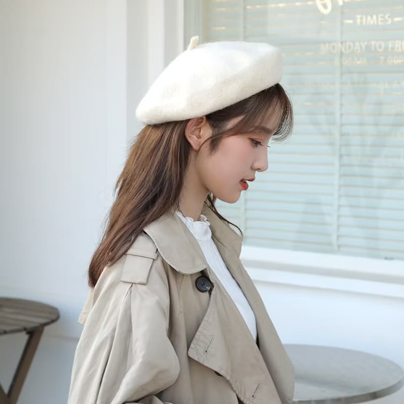 White Top Beige Trench Coat Outfit Idea — Beret Outfits