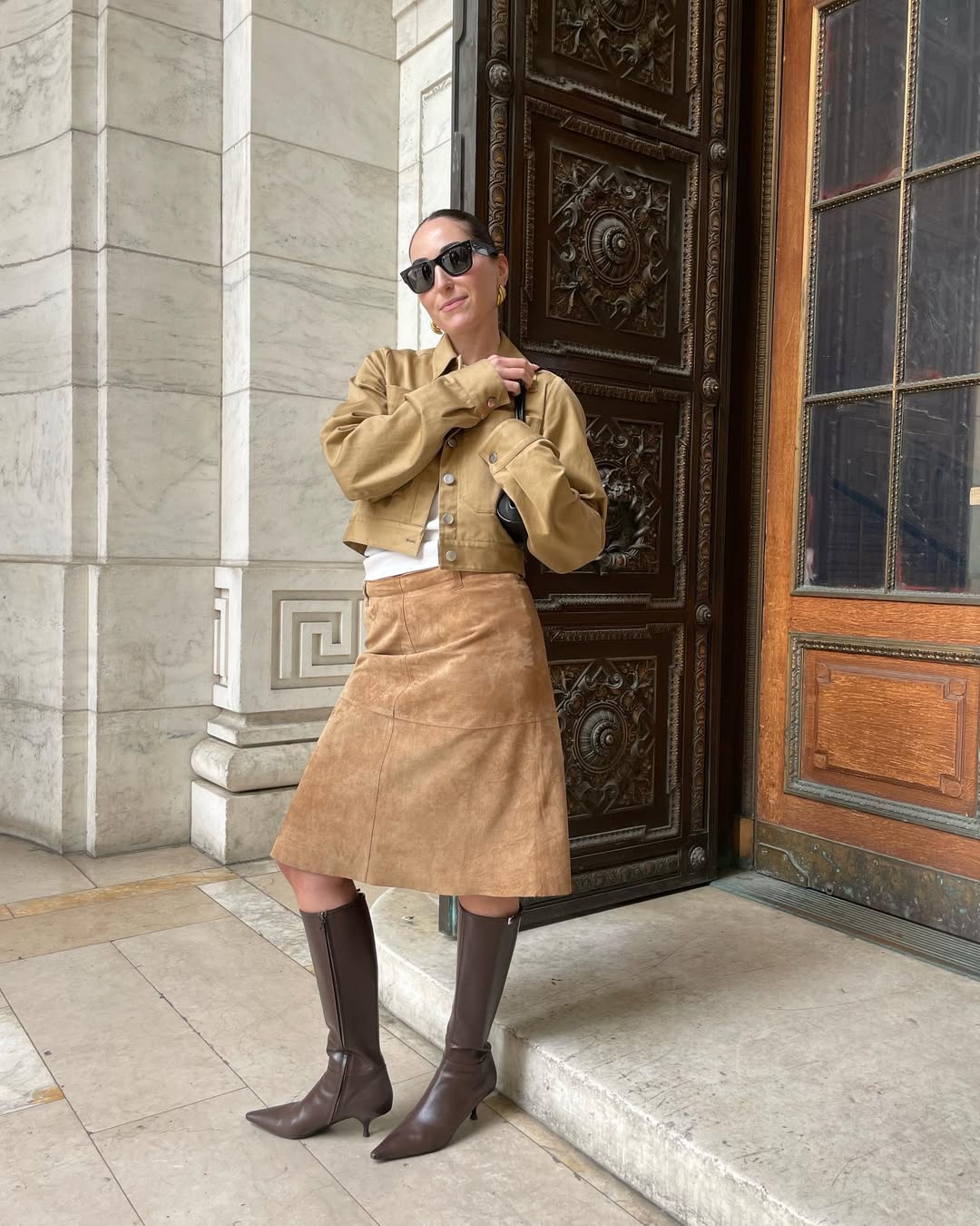 Casual Daywear: Suede Skirt, White Tee, and Pointed Brown Ankle Boots Casual Daywear: Suede Skirt, White Tee, and Pointed Brown Ankle Boots — Brown Boots Outfits