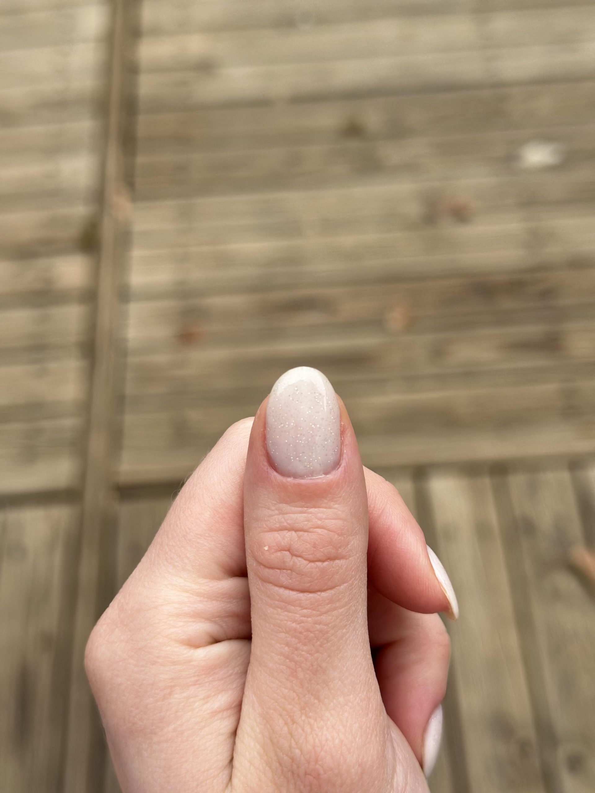 Off-White Pearlescent Shimmer Thumb Nail Off-White Pearlescent Shimmer Thumb Nail — Winter Dip Powder Nails