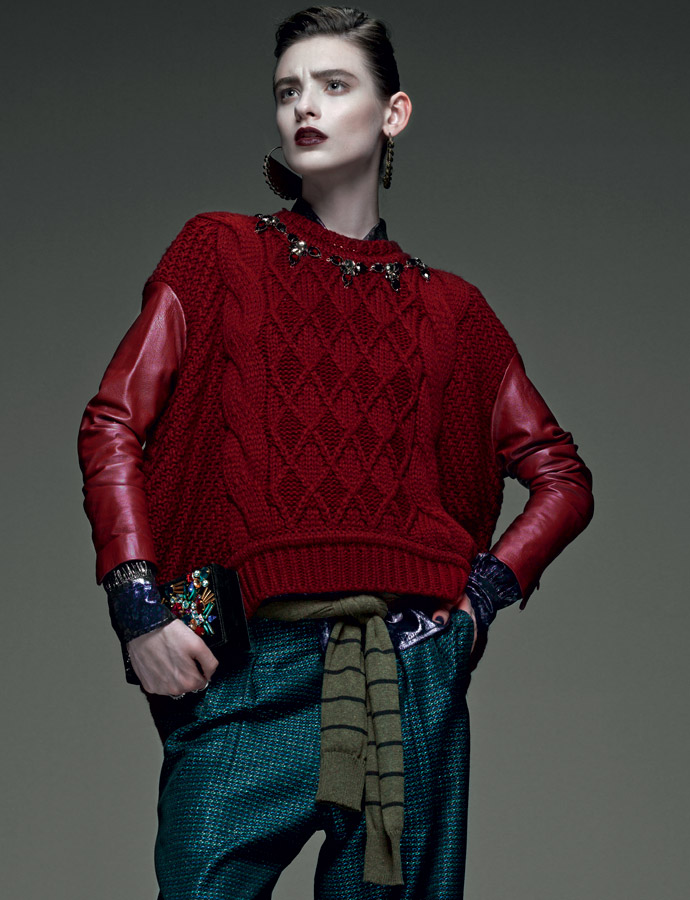 Graphic Tee Layered Over Lace with a Plaid Skirt Graphic Tee Layered Over Lace with a Plaid Skirt — Grunge Winter Outfits