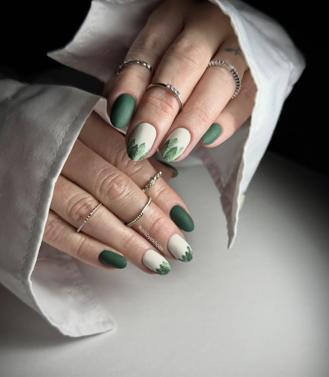 Matte Deep Green & Leaf Art Oval Nails Matte Deep Green & Leaf Art Oval Nails — Winter Green Nails