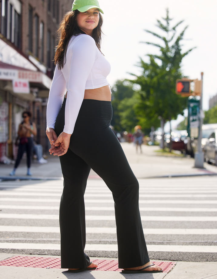 Casual Comfort: Black Flare Leggings with Long-Sleeve Crop Top and Green Cap — Flare Leggings Outfits