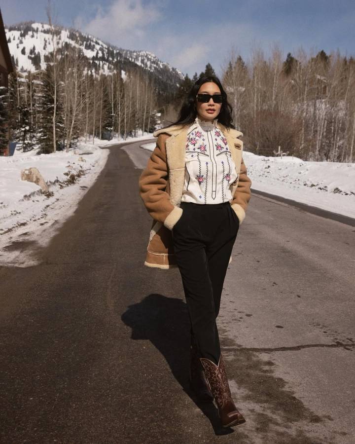 Cowboy Boots with Embroidered Shirt and Shearling Coat Cowboy Boots with Embroidered Shirt and Shearling Coat — Winter Boots Outfits