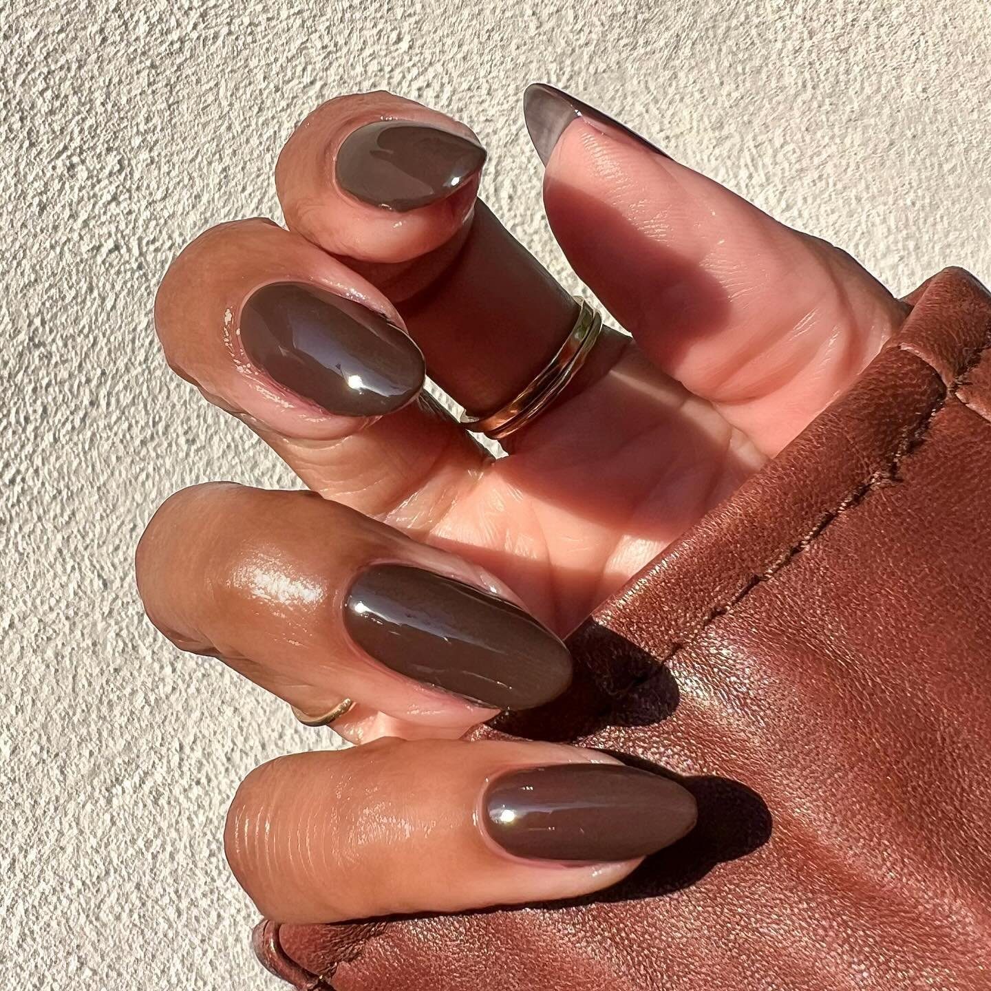 Glossy Chocolate Brown Short Oval Nails Glossy Chocolate Brown Short Oval Nails — Winter Nails