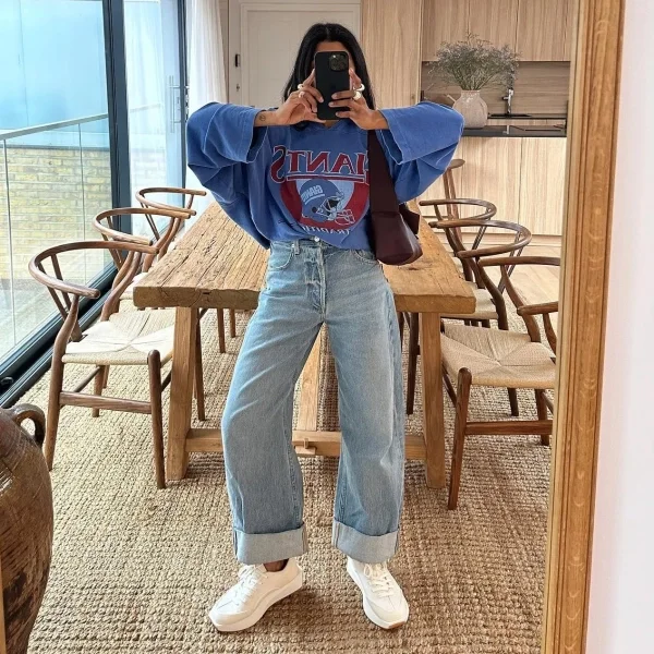 Graphic Sweatshirt with Wide-Leg Jeans and Sneakers — Winter Outfits with Sneakers