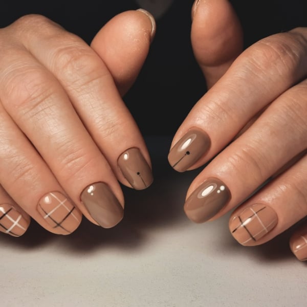 Brown Plaid Accent Short Oval Nails Brown Plaid Accent Short Oval Nails — Winter Nail Colors for Women Over 40