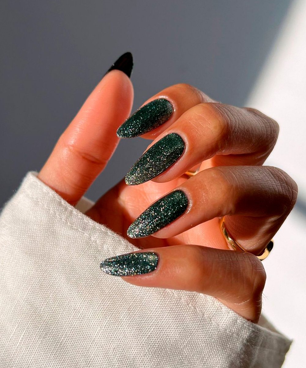 Glittering Deep Green Coffin Nails Glittering Deep Green Coffin Nails — Winter Green Nails