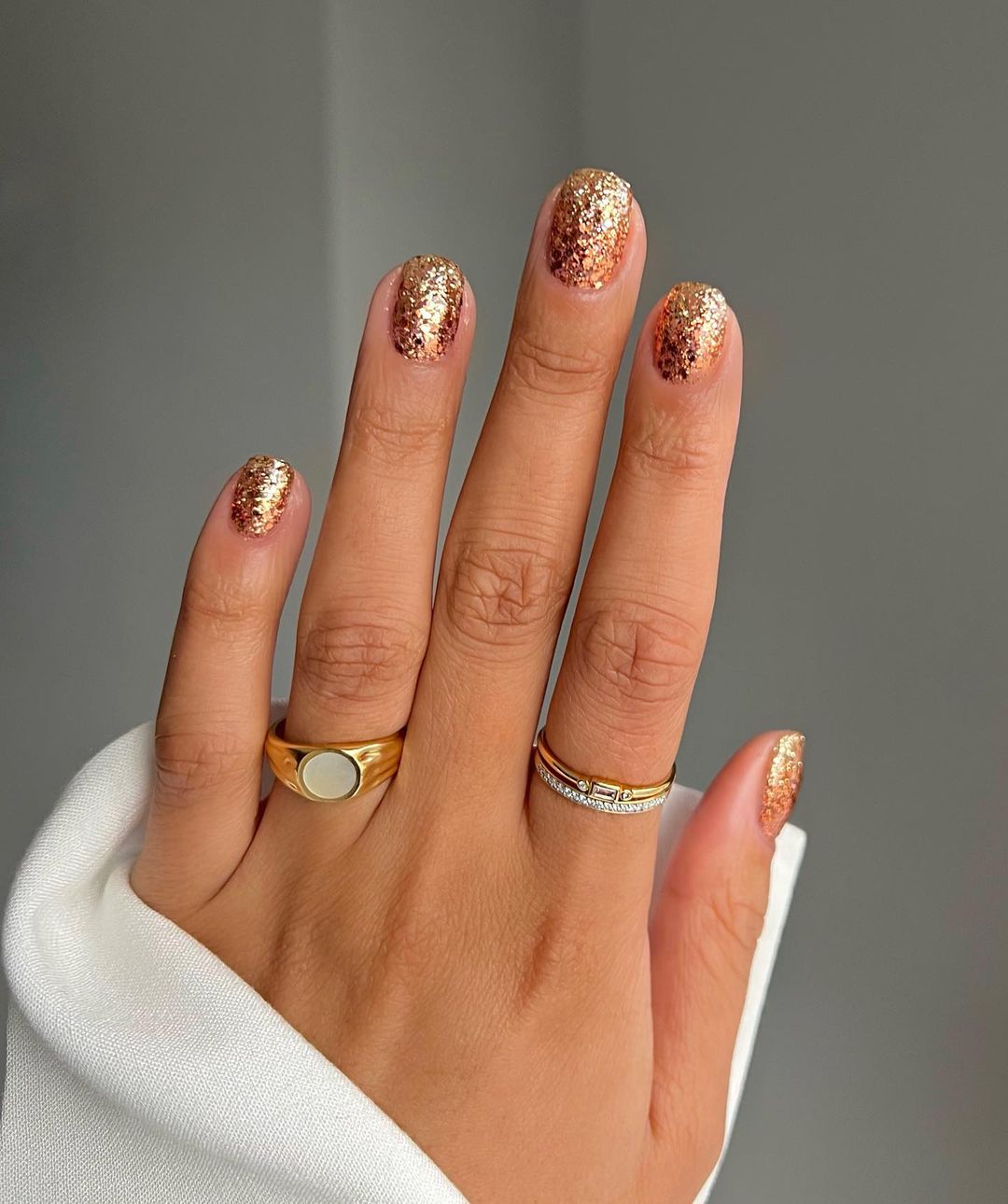 Short Oval Gold Glitter Nails — Everyday Winter Nails