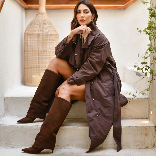 Chic Casual: Trench Coat, Light Top, and Slouchy Brown Boots Chic Casual: Trench Coat, Light Top, and Slouchy Brown Boots — Brown Boots Outfits