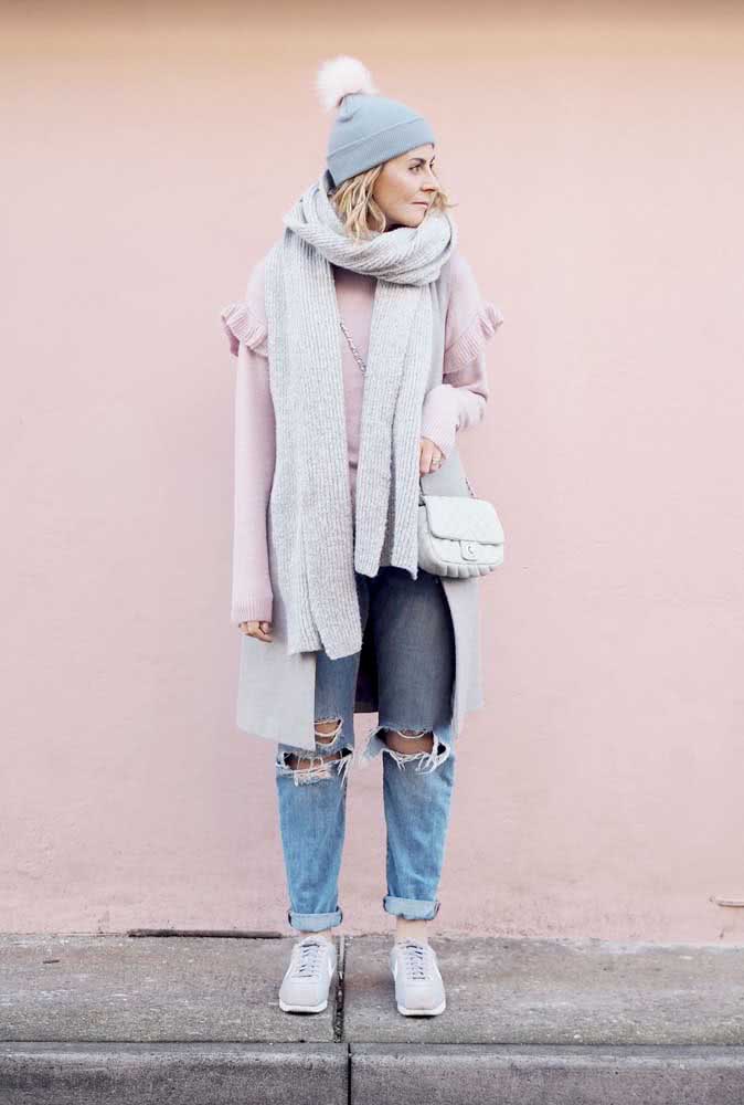 Long Grey Coat over Pink Sweater and Scarf Long Grey Coat over Pink Sweater and Scarf — Winter Streetwear Outfits