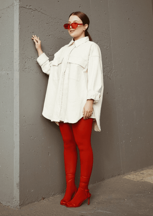 Bright Red Opaque Tights with an Oversized Shirt and Heeled Boots — Tights Outfits