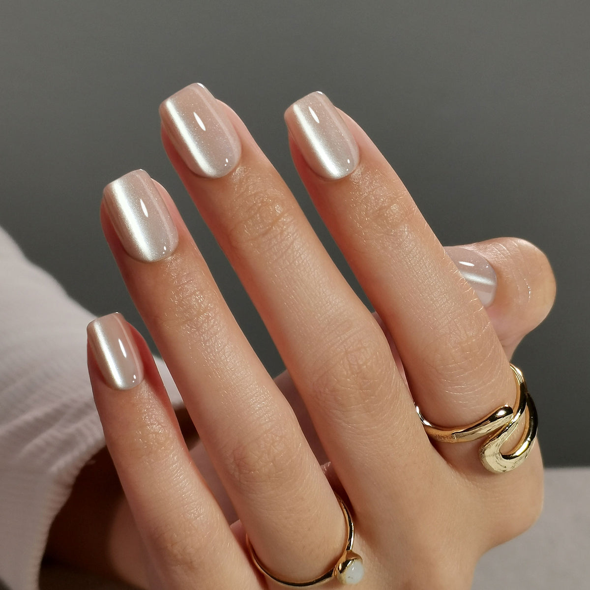 Light Beige Nude Cat-Eye Shimmer — Winter Nude Nails