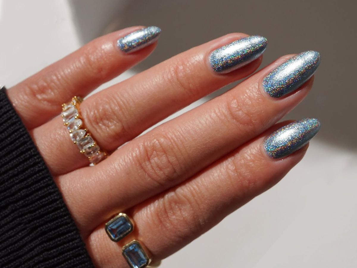 All-Over Glitter Holographic Silver Glitter Medium Almond Nails All-Over Glitter Holographic Silver Glitter Medium Almond Nails — Winter Glitter Nails