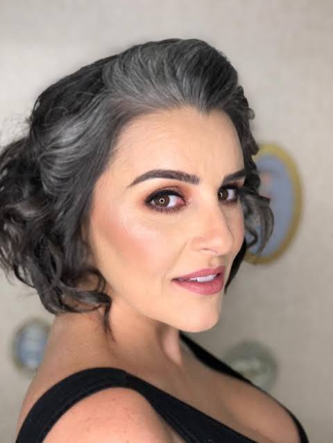 Wavy Chin Bob With Silver Strands Wavy Chin Bob With Silver Strands — Winter Hair Colors for Gray Hair