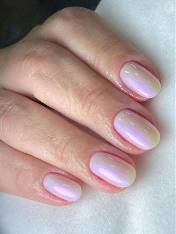 Pearlescent Iridescent Shimmer Short Oval Nails Pearlescent Iridescent Shimmer Short Oval Nails — Short Winter Nails
