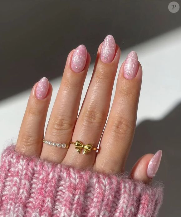 Pearl Accent Almond Dip Nails Pearl Accent Almond Dip Nails — Winter Dip Powder Nails