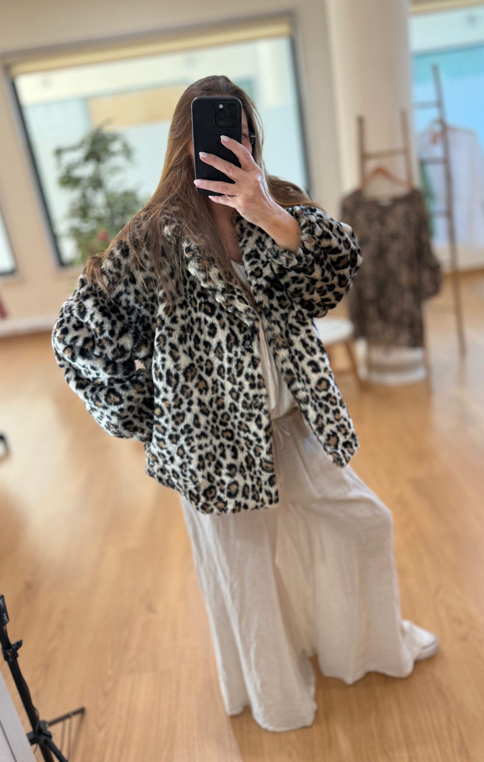 Relaxed Leopard Coat with Jumpsuit and Sneakers Relaxed Leopard Coat with Jumpsuit and Sneakers — Leopard Coat Outfits