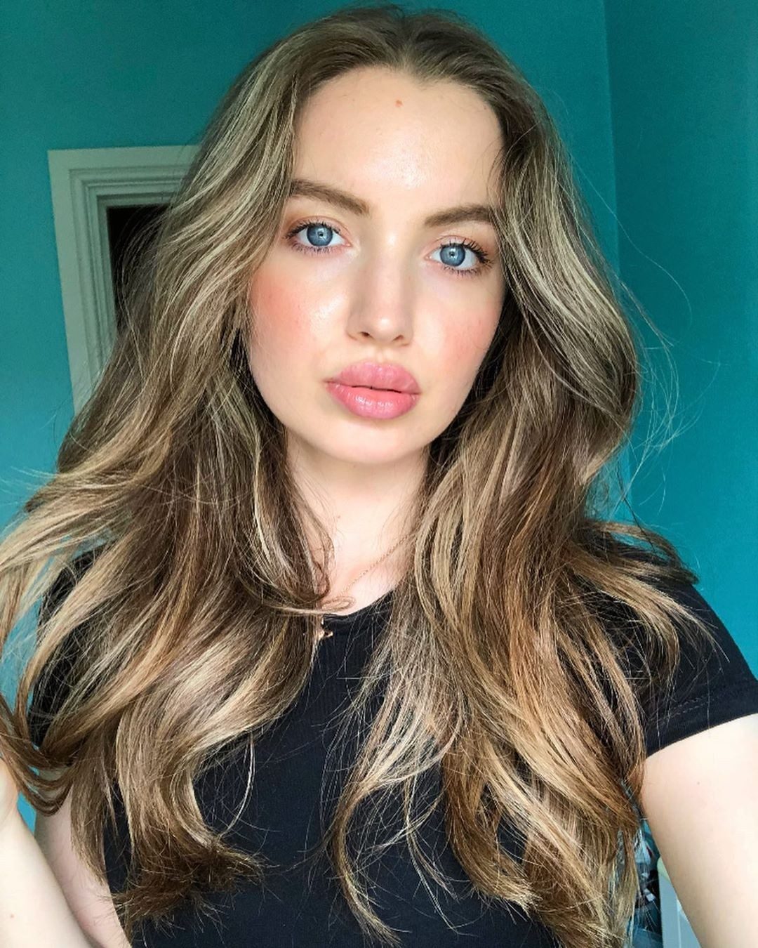 Honey Blonde Balayage With Curtain Bangs Honey Blonde Balayage With Curtain Bangs — Winter Hair Colors for Women Over 40