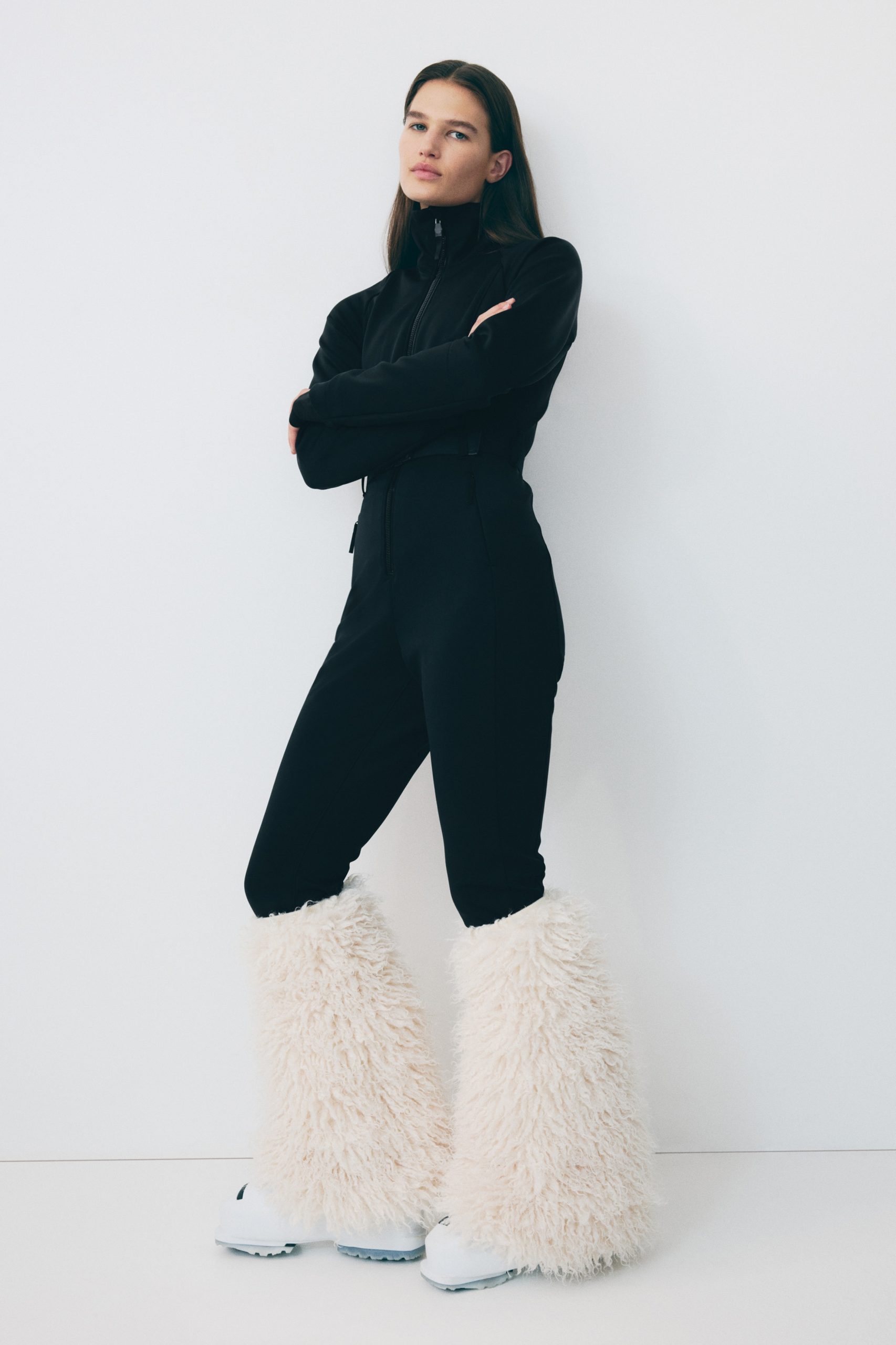 Sleek Black Ski Suit with Fuzzy Leg Warmers for Textured Apres-Ski Style Sleek Black Ski Suit with Fuzzy Leg Warmers for Textured Apres-Ski Style — Apres Ski Outfits