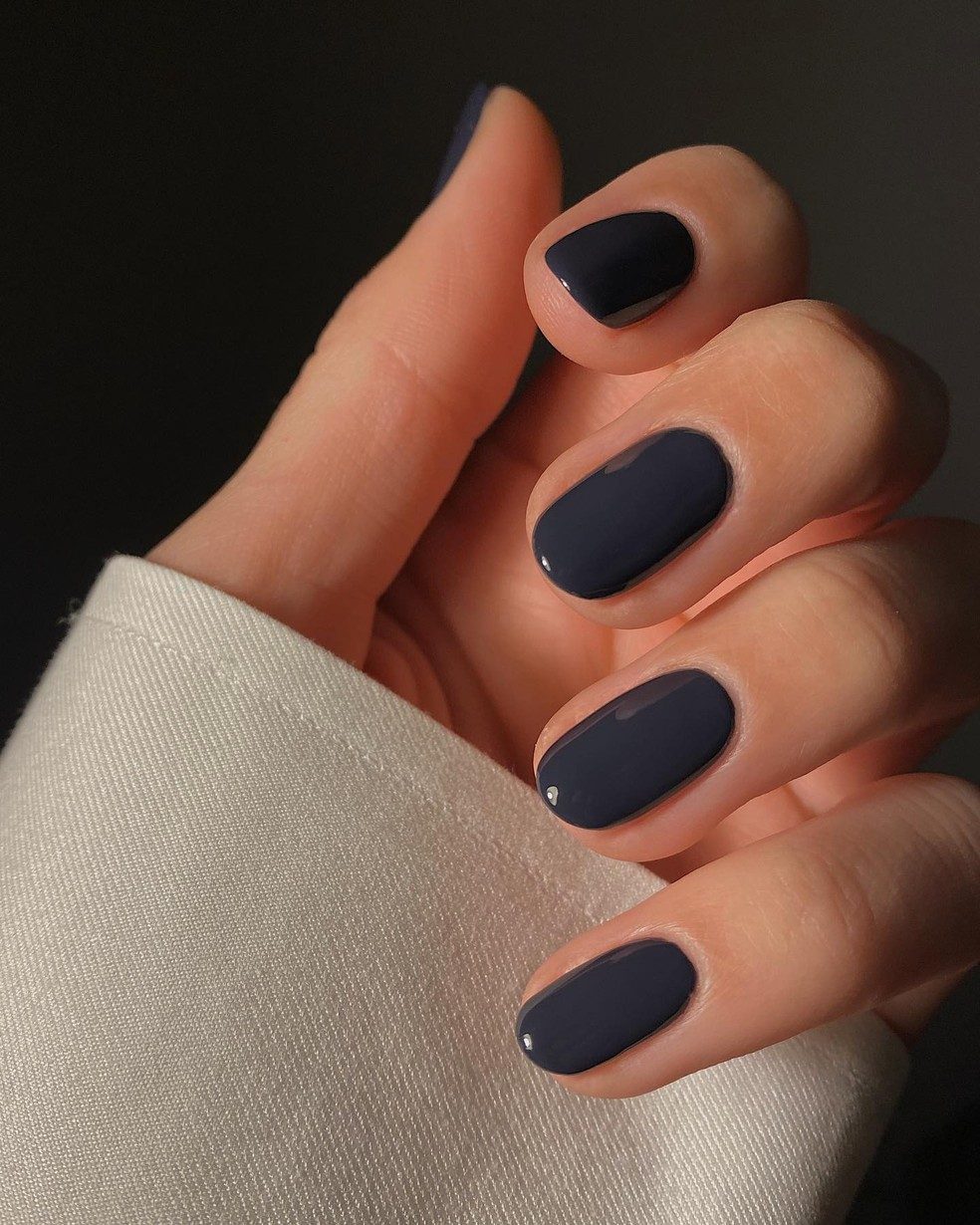 Deep Dark Grey Glossy Short Oval — Winter Gel Nail Colors