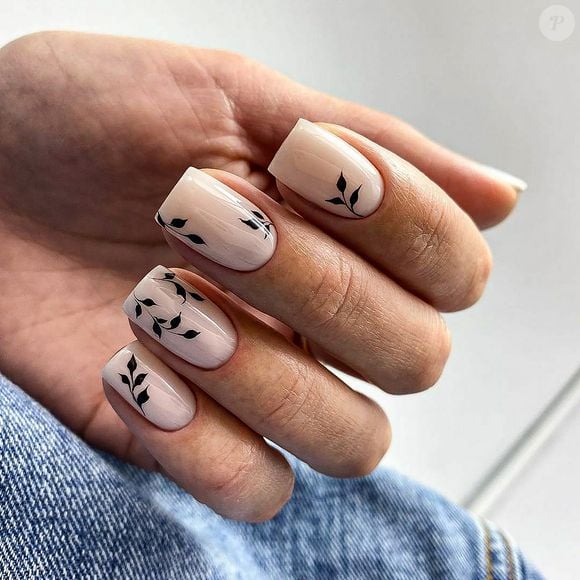 Black Leaf Motif On Accent Nails Visual Idea — Winter Square Nails