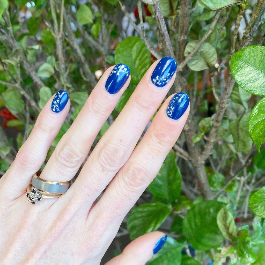 Deep Blue Glitter Gradient Silver Leaf Medium Ovals Deep Blue Glitter Gradient Silver Leaf Medium Ovals — Winter Glitter Nails